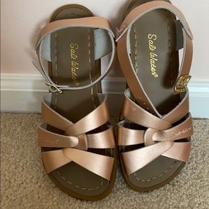 SZ 2 NEW ROSE GOLD GIRLS SALT WATER SANDALS